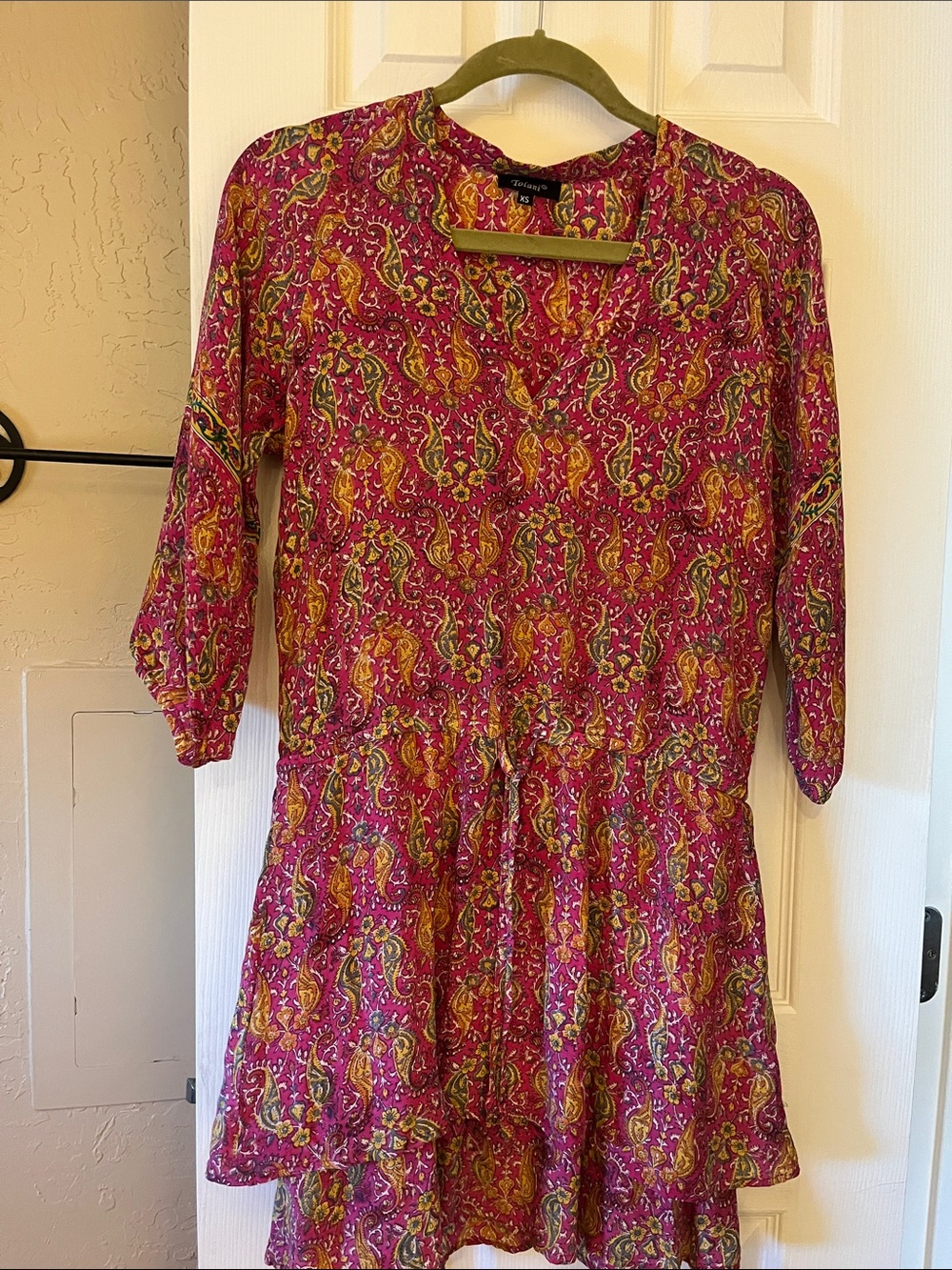 Tolani Hot Pink Paisley V-Neck Tunic Dress
Women’s size XS